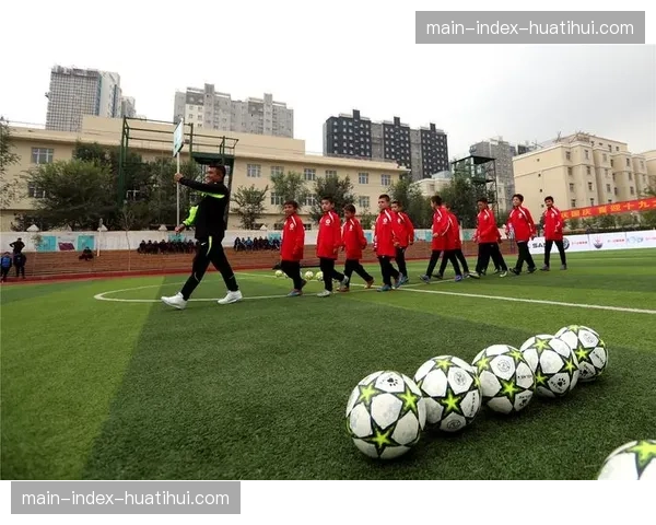 英超俱乐部联合社区开展“足球进校园”公益活动