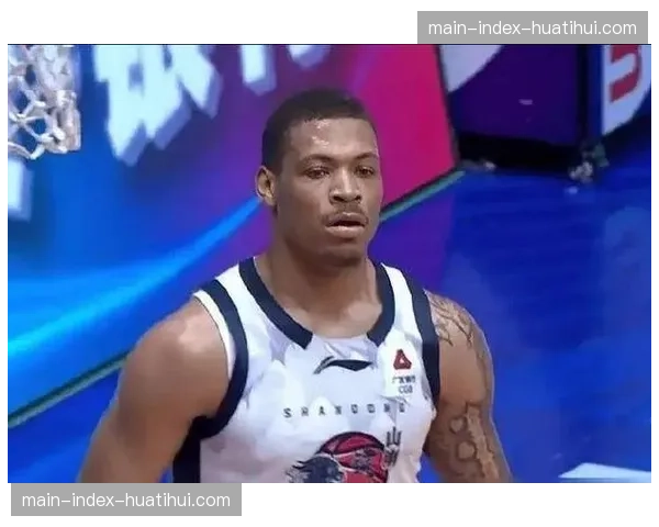 深圳马可波罗外援特奎维恩·史密斯砍下45分15篮板14助攻三双